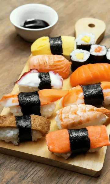 Plateau de sushi et maki sur planche de bois