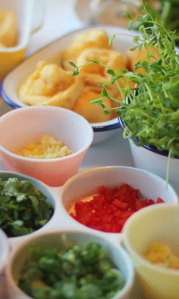 Bols de piments, coriandre, ail et herbes fraîches