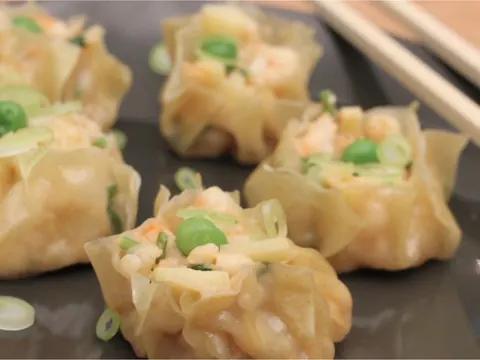 Bouchées vapeur aux crevettes, garnies de petits pois