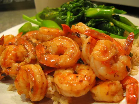 Crevettes sautées en sauce, légumes verts