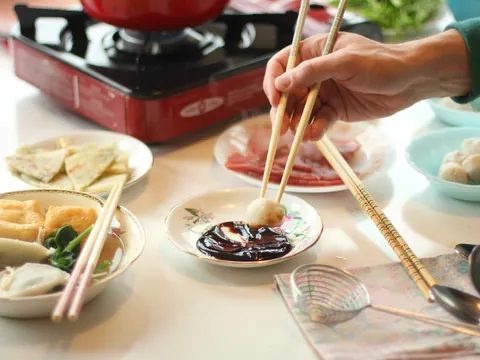 Table de fondue chinoise : bouillon, bouchées et sauces