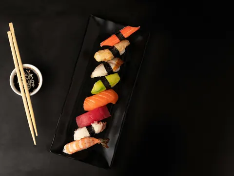 Assortiment de sushi et nigiri sur ardoise noire